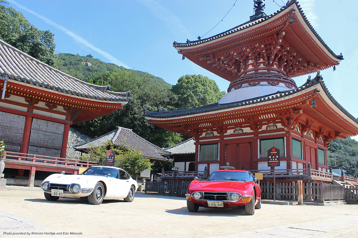 Image of two Toyota 2000GTs in front of the National Treasure Temple in Japan - photo provided by Shihomi Hosoya and Eizo Matsuda