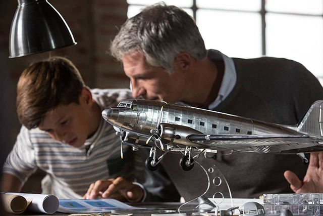 Image of the De Agostini ModelSpace 1:32 scale Douglas DC-3 model plane, as part of a blog about how to make model planes.