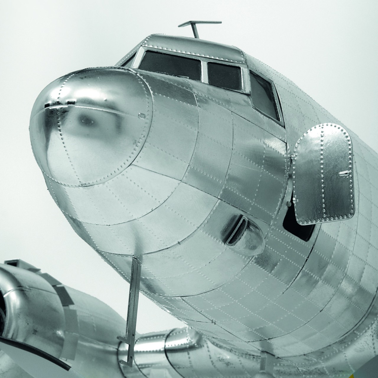 Douglas DC3 Model Airplane 132 Scale ModelSpace