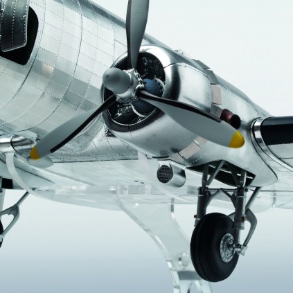 Build the Douglas DC-3 - Faithfully recreated - DC-3's powerful engines